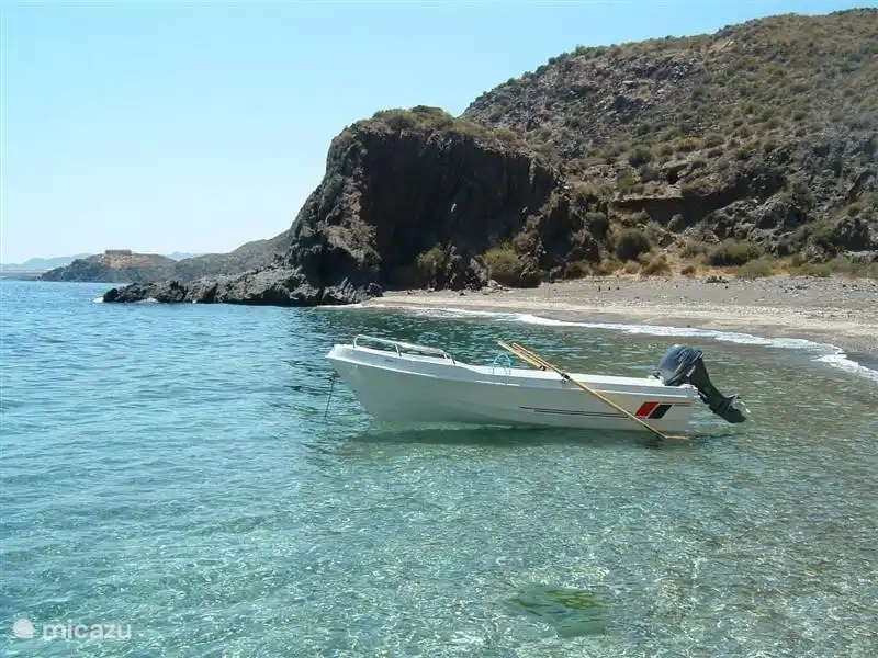 Mieten Sie ein Boot und finden Sie Ihren eigenen kleinen Bucht in der Nähe zu einem Tag genießen einen Strand für sich allein zu haben. Es ist alles an der Costa Calida und weniger als 20 Minuten von Casa Montana möglich.
