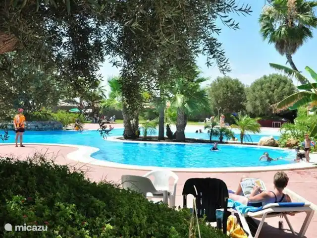 Casa Montana - Dicht bij de kust huren in Spanje, Costa Cálida, Mazarrón - bungalow Casa Montana heeft geen privé zwembad. Op het resort, enkele minuten lopen van de woning is een fantastisch publiek zwembad waar u gebruik van kunt maken wanneer u een dagje niet naar het strand wenst te gaan. U betaald wel een bijdrage/entree uiteraard.