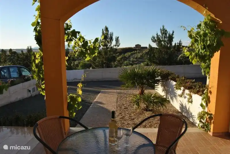 Von der Terrasse vor dem man sich weit in das Tal der Olivenplantagen. Rechts dieser Blick auf die Berge.
Sie glauben, Sie sind wirklich in Spanien auf dieser herrlich ruhiger Lage des Kurortes. Und doch so zu allen Einrichtungen zu schließen.