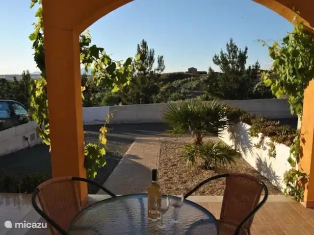 Casa Montana - Dicht bij de kust huren in Spanje, Costa Cálida, Mazarrón - bungalow Vanaf het terras aan de voorzijde kijkt u ver het dal in over de olijvenplantages. Rechts hiervan kijkt u naar de bergen.
U voelt u echt in Spanje op deze heerlijke rustige locatie van het resort. En toch zo dicht bij alle faciliteiten.