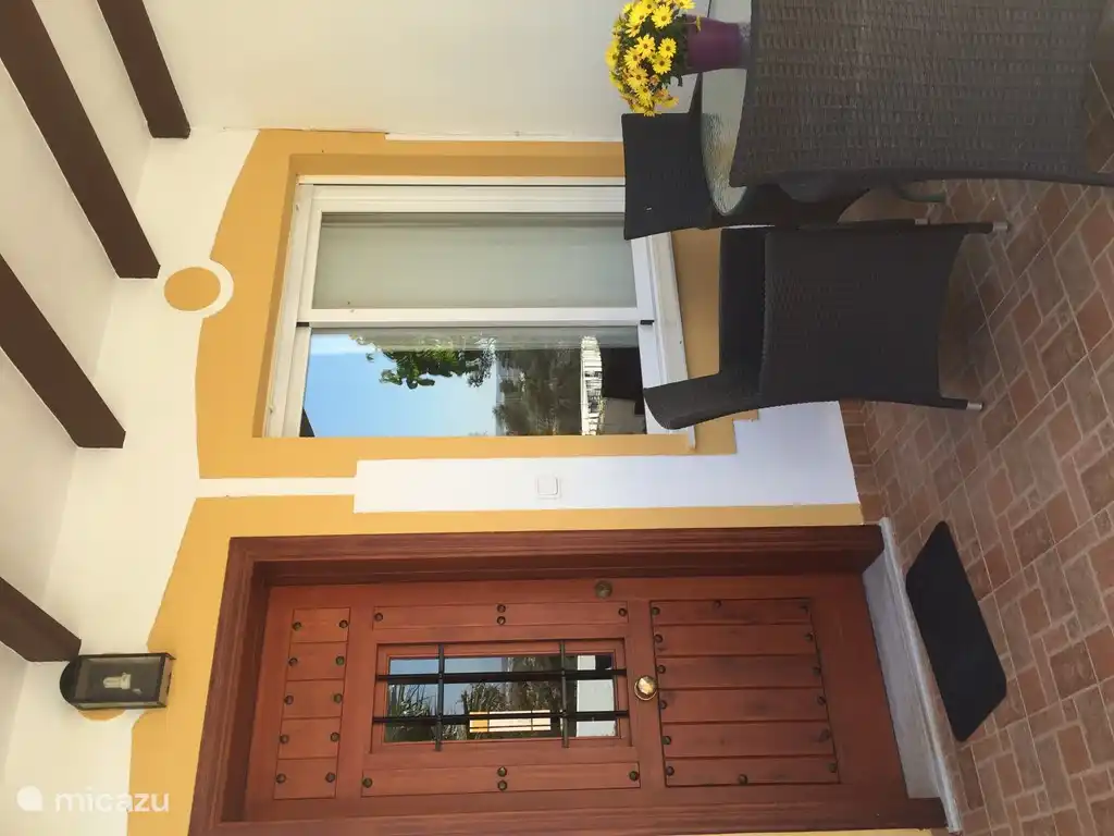 Genießen Sie die Terrasse von einer Flasche Wein und den fantastischen Blick auf die Casa Montana Sie an der Rückseite des Hauses auf die typisch spanischen Innenhof können Sie Ruhe und Raum finden biedt.Ook.