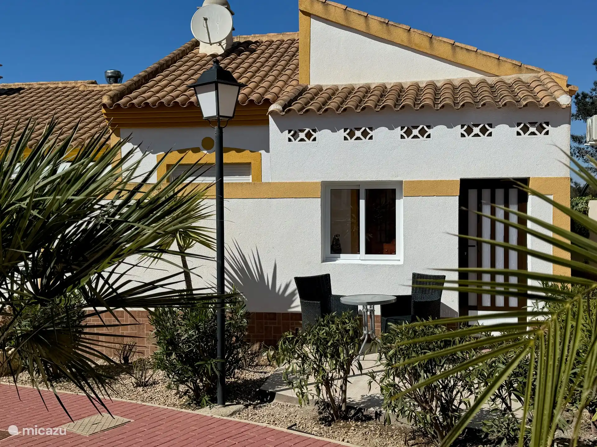 Seit Frühjahr 2024 eine schöne Südterrasse im schönen Garten.