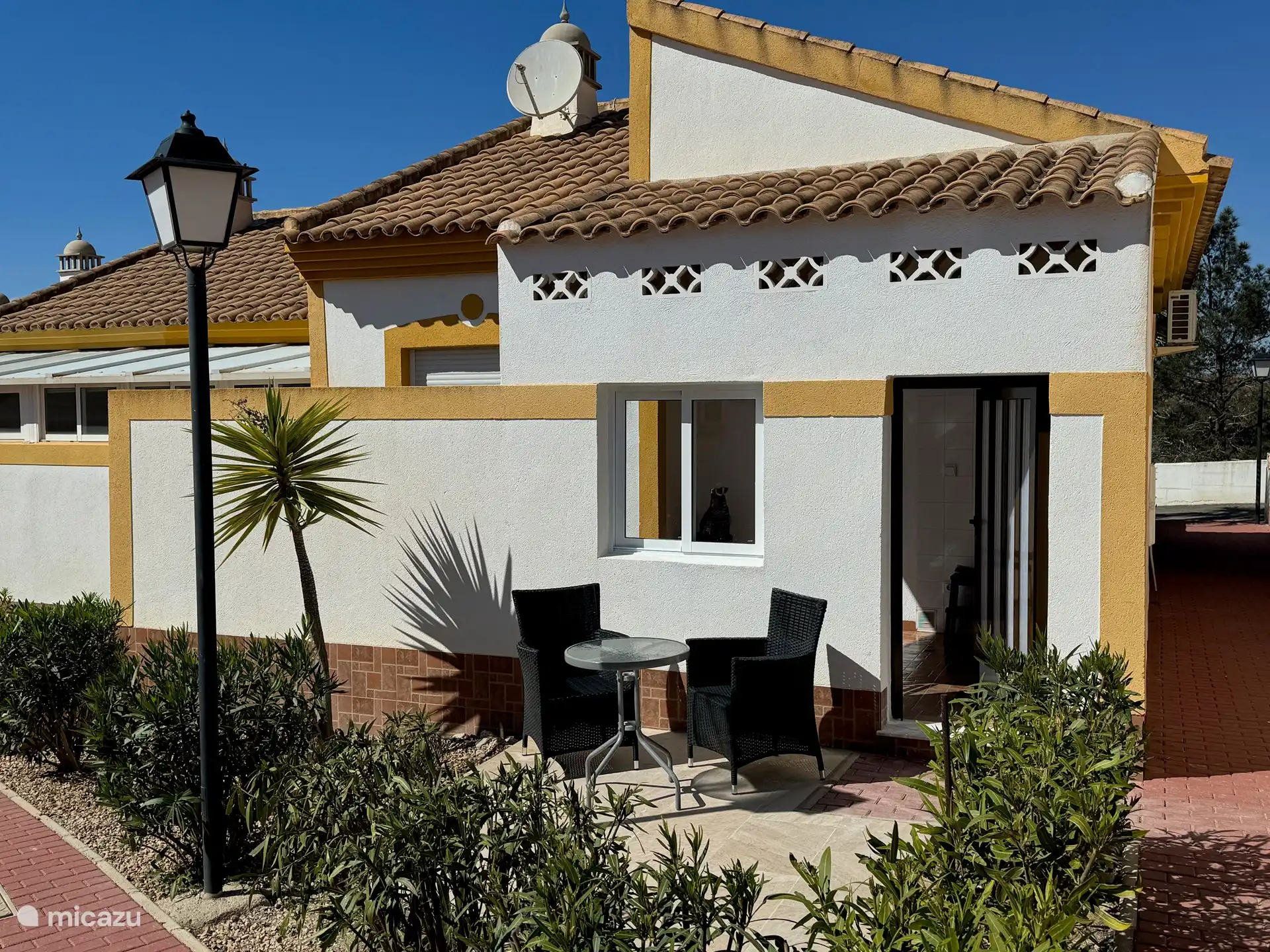 Die Rückseite von Casa Montana. Das Haus hat eine eigene halb überdachte Terrasse, um im Schatten oder in der Sonne zu liegen. Angrenzend an den wunderschönen mediterranen Park hinter dem Haus können Sie sich nicht spanischer fühlen als als Gast im Casa Montana.