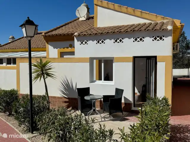 Casa Montana - Dicht bij de kust huren in Spanje, Costa Cálida, Mazarrón - bungalow De achterzijde van Casa Montana. De woning beschikt over een eigen half overdekte patio om in de schaduw of in de zon te liggen.
Grenzend aan het prachtige mediterrane park achter de woning kunt u zich niet Spaanser voelen dan als gast van Casa Montana.