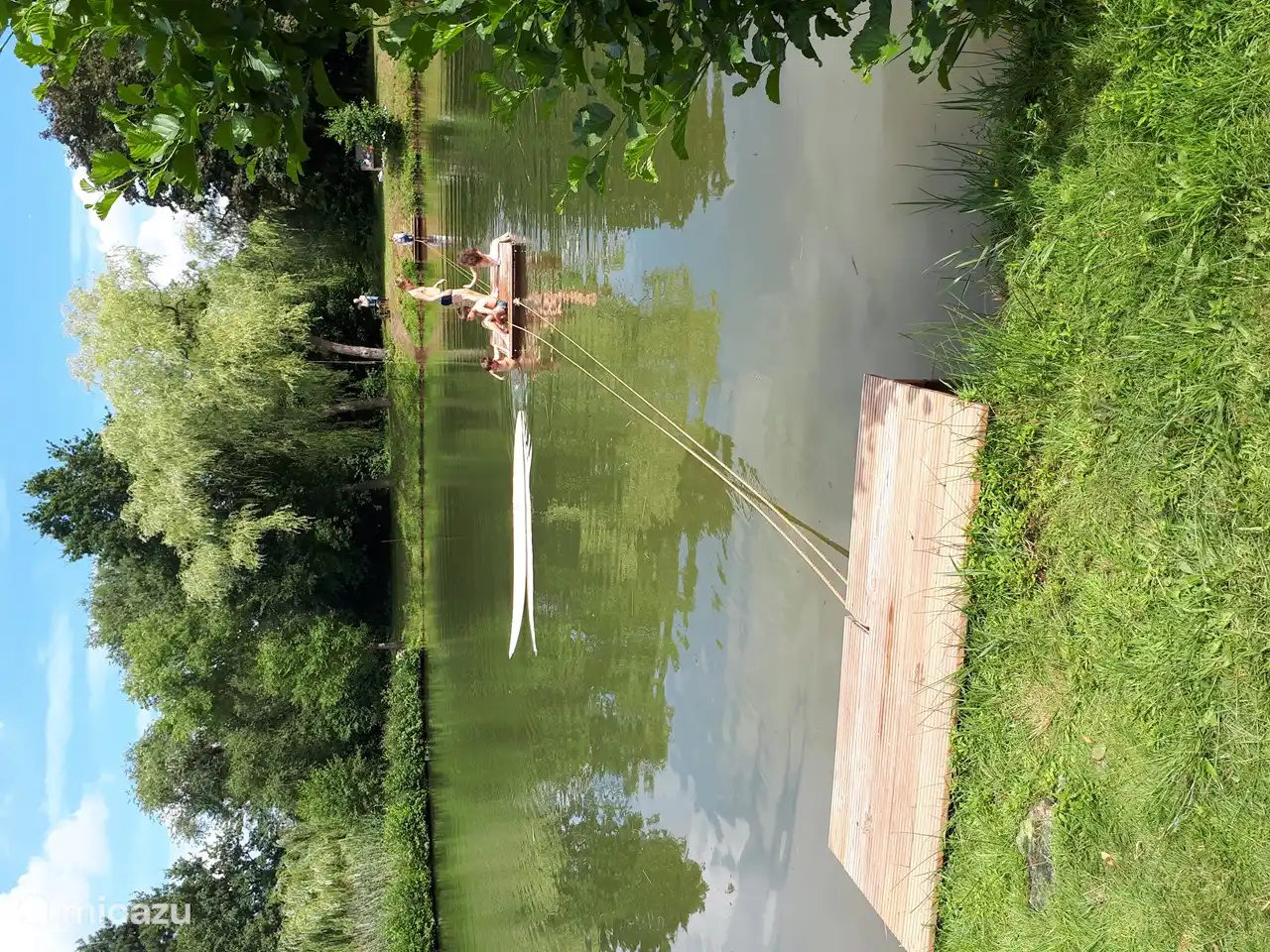 Das ist ein Floß. Sie können es auf die andere Seite bringen