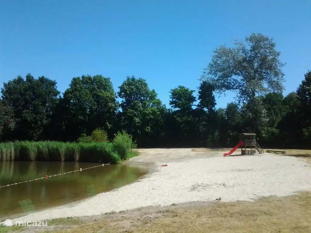 Strand mit Rutsche am Badesee