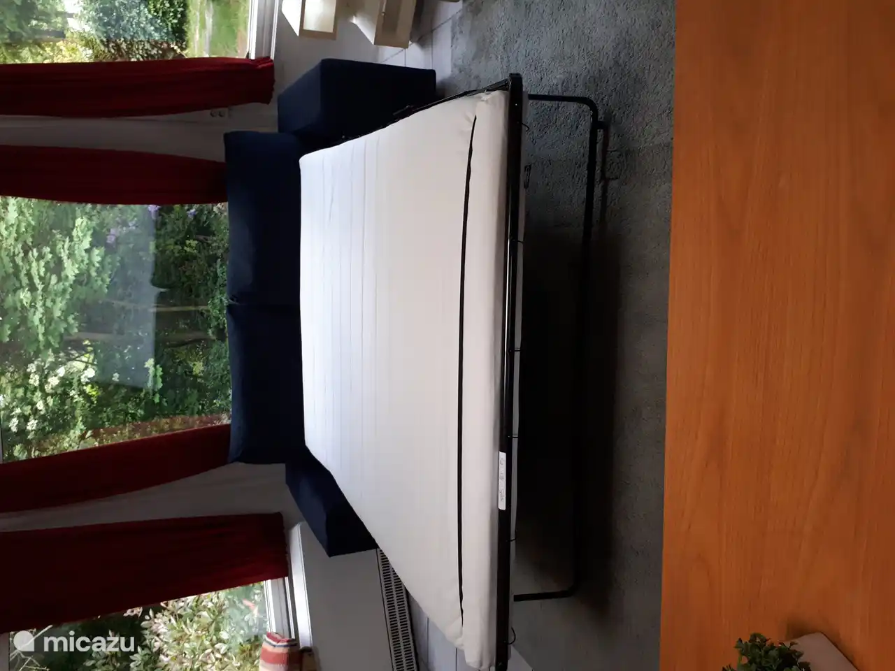 Das ist das Schlafsofa, wenn Sie unerwartet Gäste haben, die über Nacht bleiben möchten.