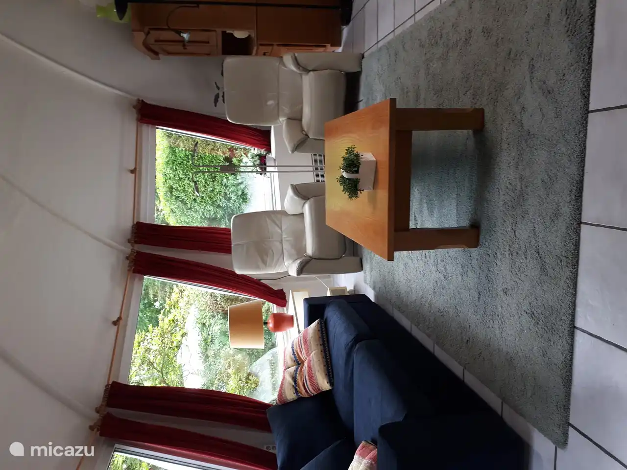 Wohnzimmer mit zwei Relaxsesseln