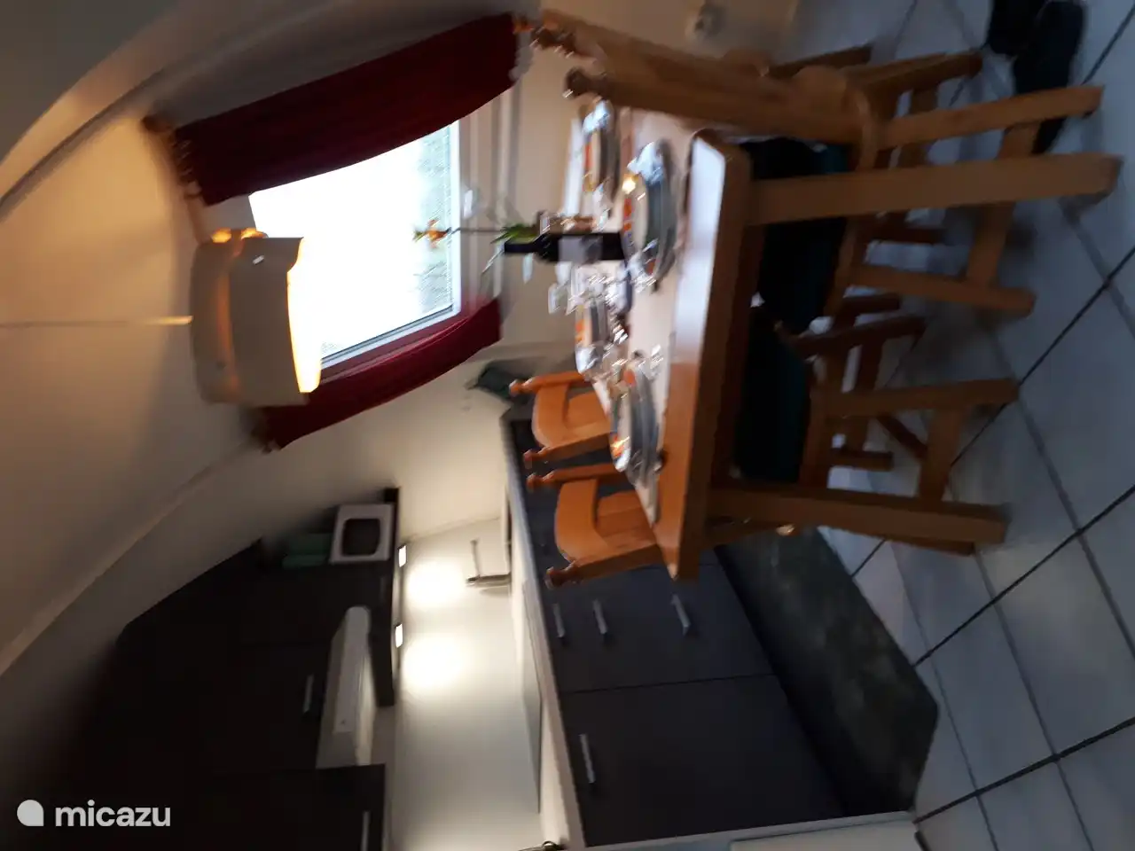 neue Küche mit neuem Einbaukühlschrank mit Gefrierfach