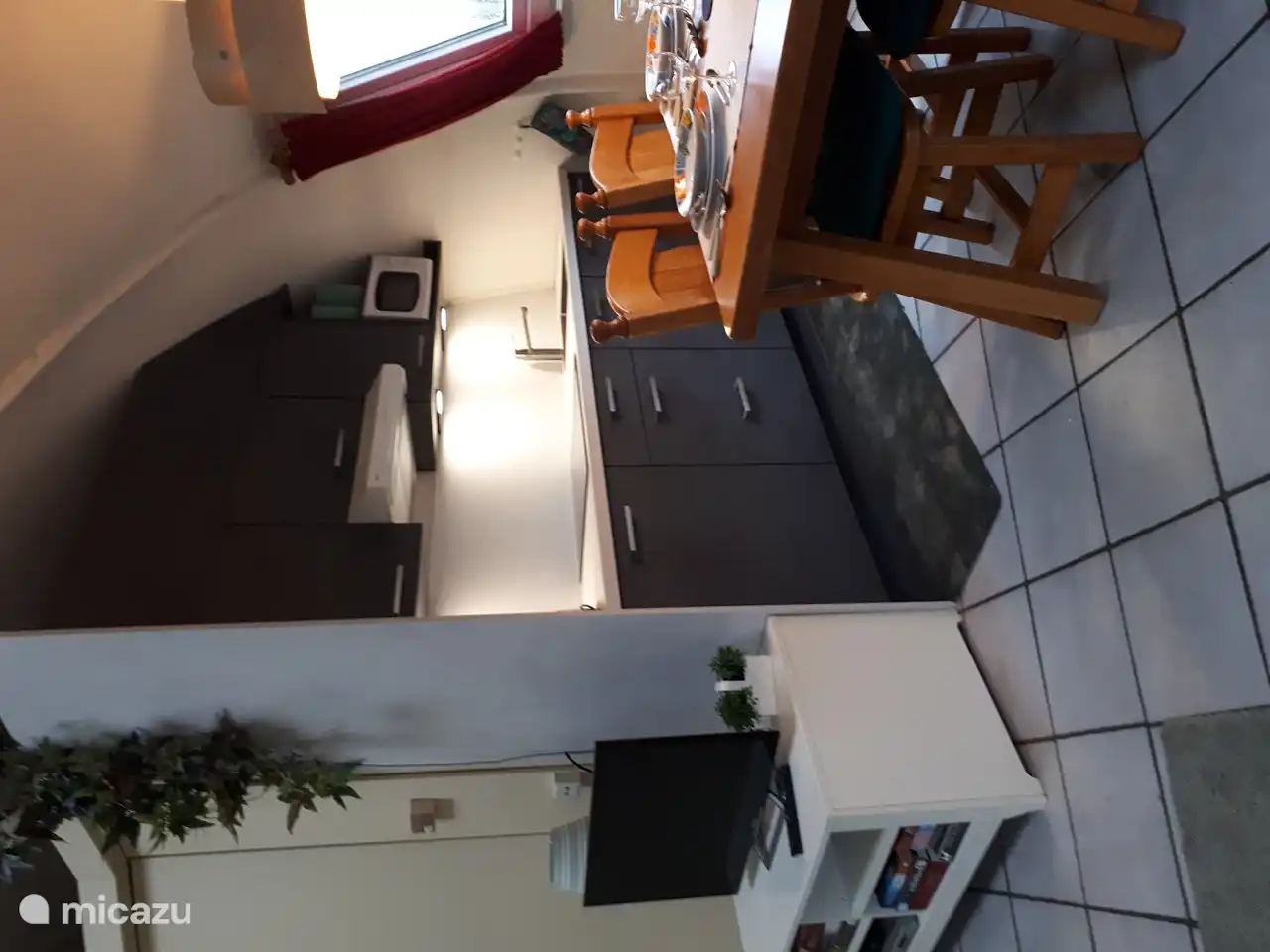 TV und neue Küche mit neuem Kühlschrank mit Gefrierfach Küche mit Essbereich