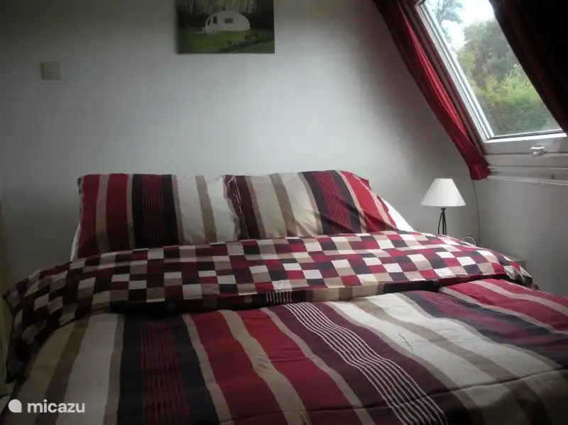 Dies ist das Bett im Schlafzimmer mit Hochbett von Auping. 140 x 200 und eine 200 x 200. Bettdecke