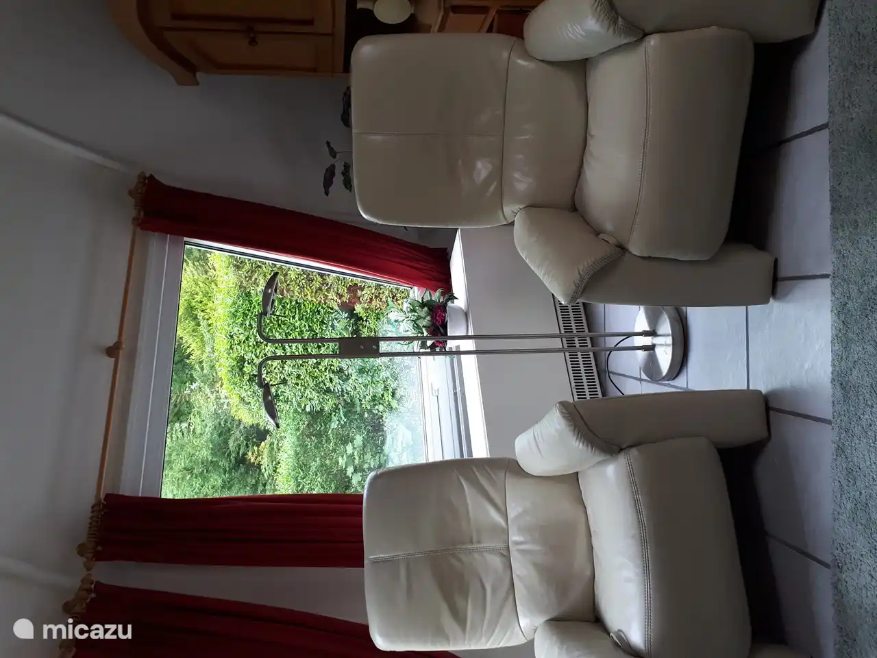 2 Relaxsessel und eine Leselampe für beide Stühle