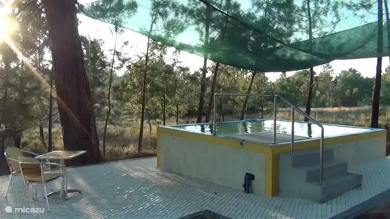 Play pool for children and a verkoelingsbad for parents while sipping a local Mateus Rosé!