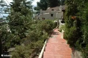 las escaleras a las cabañas