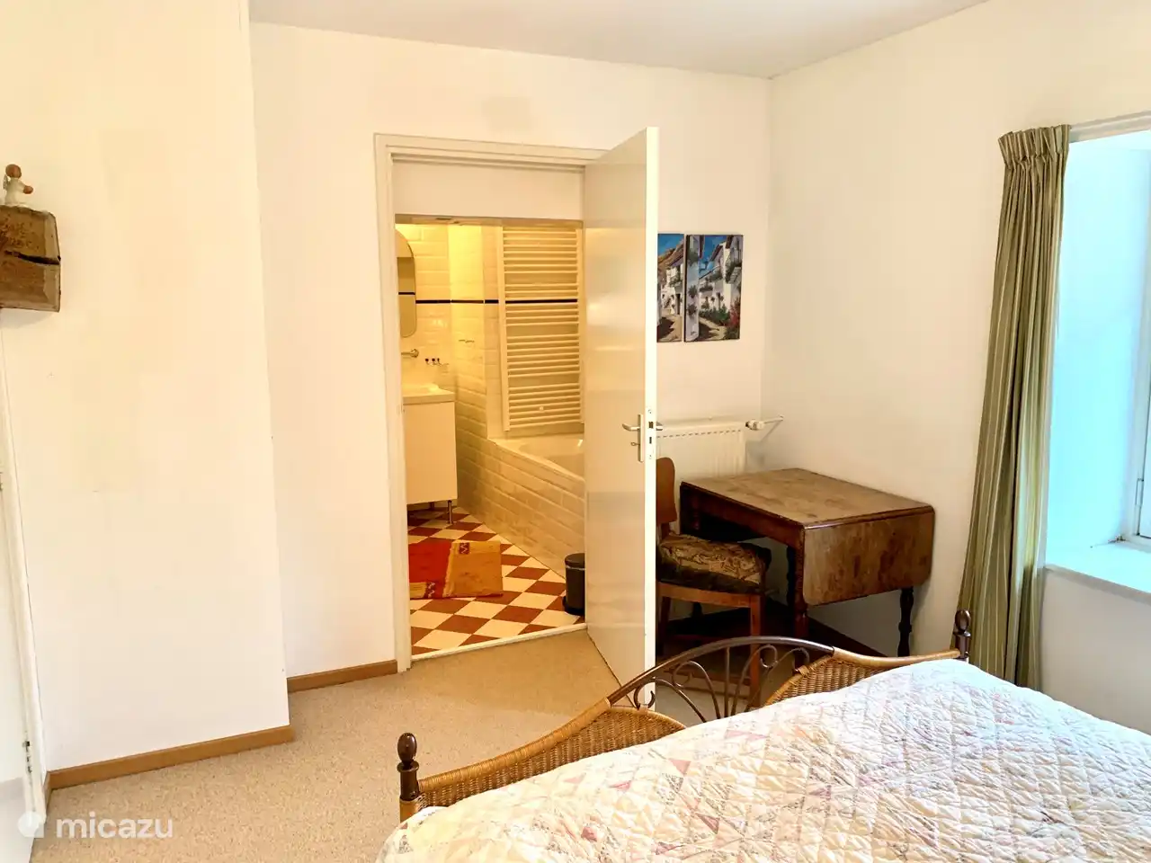 Schlafzimmer 1 mit Bad.