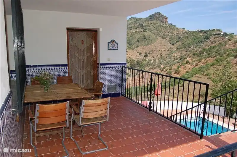 Drinnen oder draußen, Terrasse oder Balkon. Wir nennen diese unserer Terrasse, aber wie nennt man uns nicht egal! Die Tatsache bleibt, dass es sehr schön ist, und ist ein großartiger Blick auf den Pool.