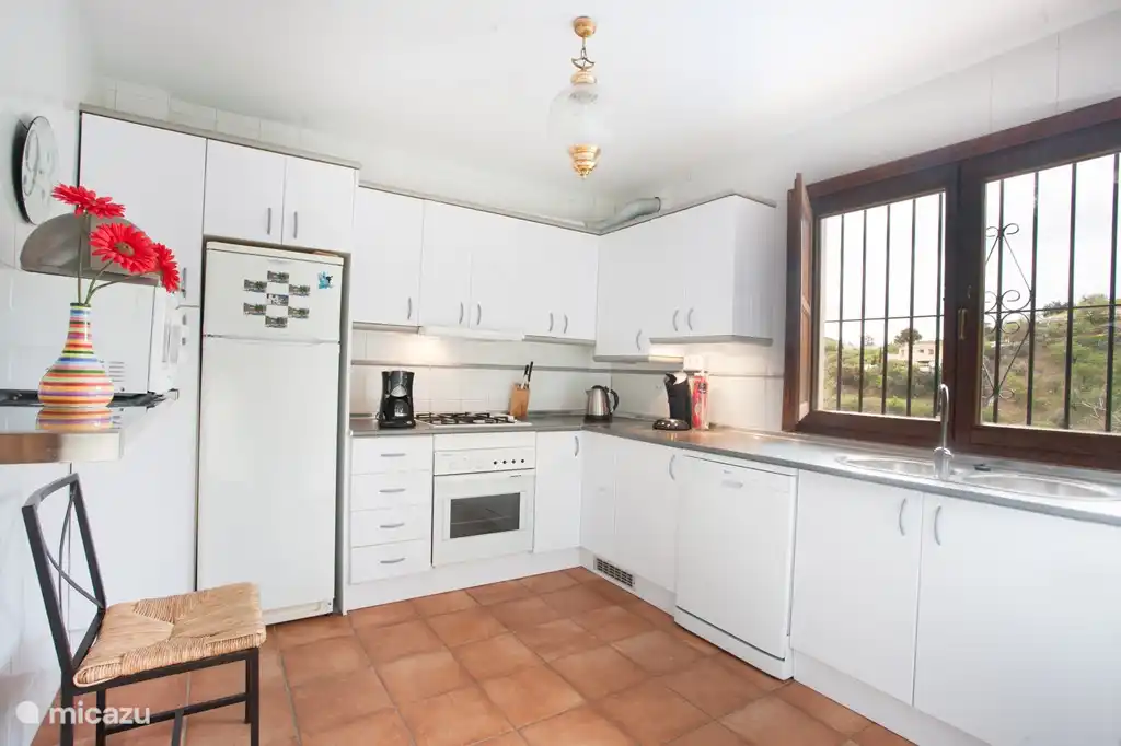 Die Küche ist mit Geschirrspüler, Backofen, Kaffeemaschine und elektrischem Wasserkocher und vieles mehr.