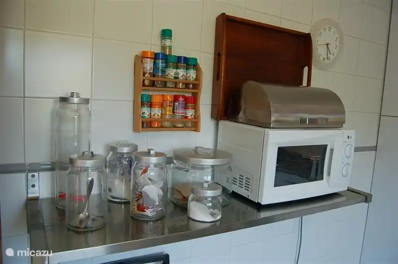 Die Mikrowelle, Tee, Zucker und Kaffee und verschiedenen Gewürzen.