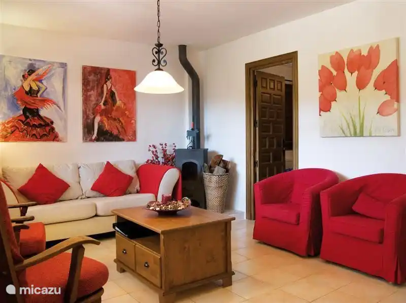 Das gemütliche Wohnzimmer mit der Tür ins Kinderzimmer neben dem Herd.