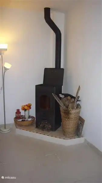 Der Holzofen (umweltfreundlich und warm!). Sie erhalten einen Korb mit Holz aus uns, wenn Sie mehr (im Winter) verwenden, können Sie unser extra Holz zu verwenden und nach Ihrer Mietzeit mit unserer Kasse.