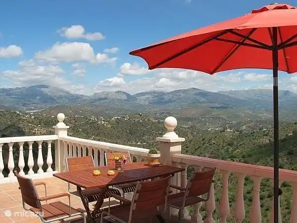 Frühstück in der Sonne oder im Schatten des Sonnenschirms, der Axarquia zu Ihren Füßen. Die Sonne geht im Sommer um 09.00 Uhr auf dieser Seite des Hauses, so können Sie alle aufwärmen während des Frühstücks.