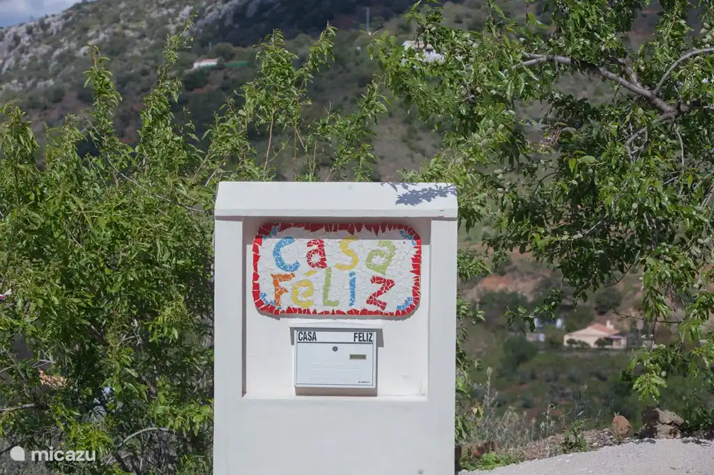Die Tabelle mit der Flasche und die Flasche Wasser und Gästebuch.