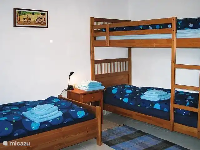 Jedes Bett ist bei der Ankunft, und Sie haben 3 Handtücher pro Person und ein großes Badetuch.