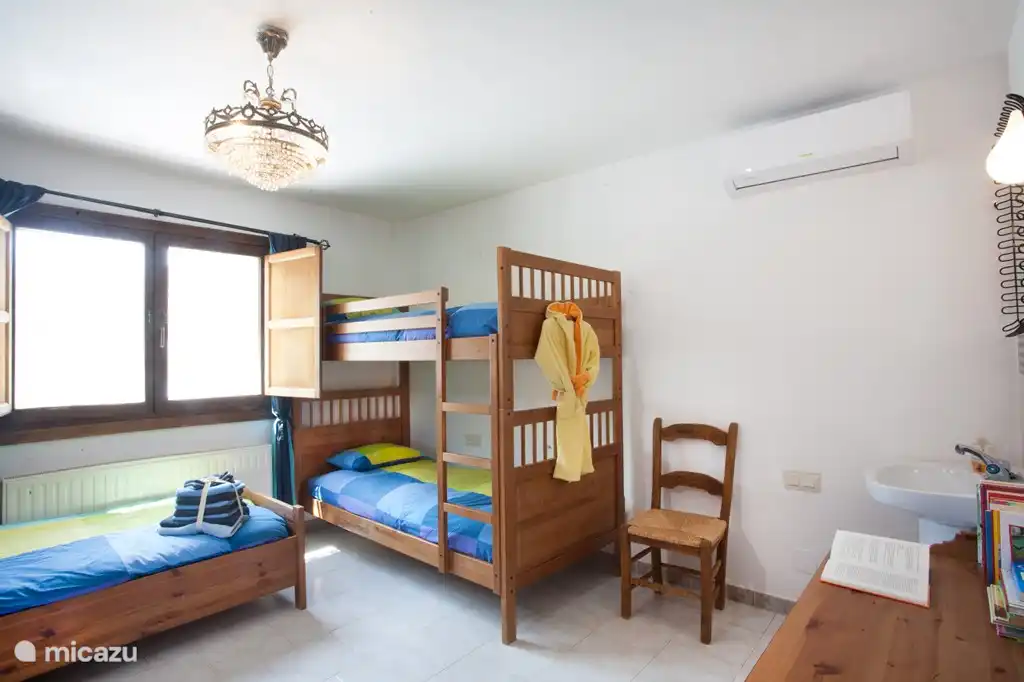 Das Kinderzimmer mit Etagenbett, Kinder-Bücher, Spielzeug und viele Brettspiele!