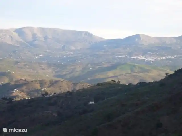 Und das wird dann auf dem Balkon gesehen: die Berge am Morgen im Winter.