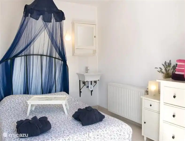 Das andere Schlafzimmer mit Doppelbett mit Moskitonetz gegen jede streunende Mücke.