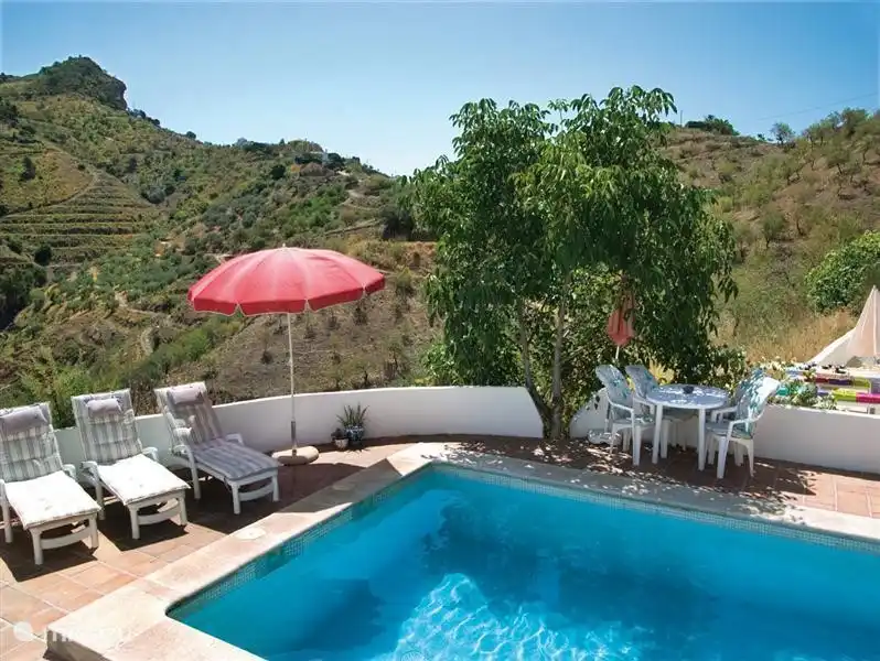 Sind Sie bereit für Urlaub und / oder die Sonne? Ruhig gelegenes Einfamilienhaus mit privatem Pool im sonnigen Andalusien für max 7 Pers. Siehe die detaillierten Bewertungen von früheren Gästen bei den letzten Fotos in diesem Album.