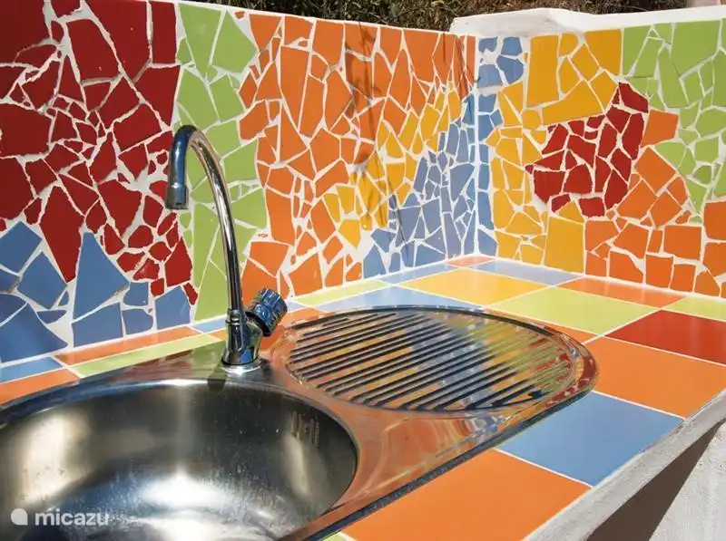 Die Outdoor-Küche (auch hausgemacht).