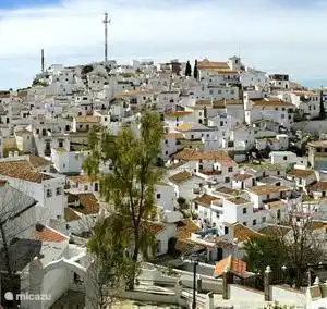 Comares auf der Spitze eines Berges. Eine echte weiße Dorf schon sehr alt und furchtbar charmant. Von Comares hat eine Aussicht auf das Meer (und bei gutem Wetter sogar in Marokko).