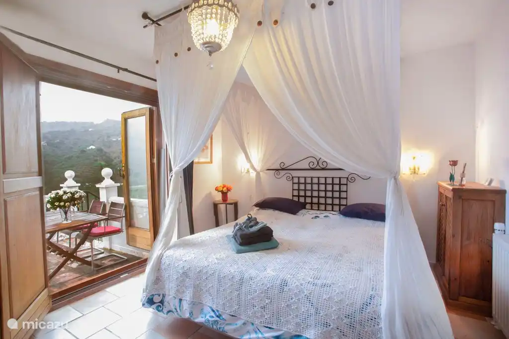 Das Master-Schlafzimmer, wo die frisch gemachtes Bett bei der Ankunft erwartet Sie! Von Ihrem Bett haben Sie eine mächtige feinen Blick über die Axarquia (die Toskana von Spanien!)