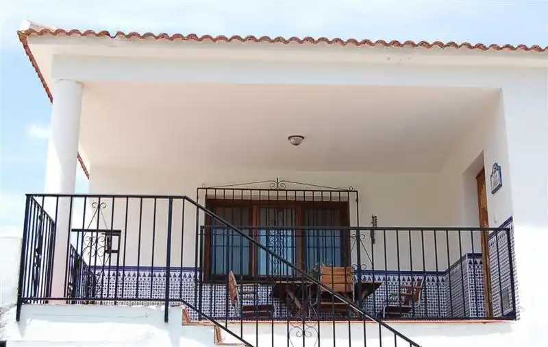 The entrance. Sie bewohnen die gesamte Etage auf Straßenniveau, der Pool, nehmen Sie die Treppe nach unten. (Für kleine Kinder, die Treppe von oben geschlossen)