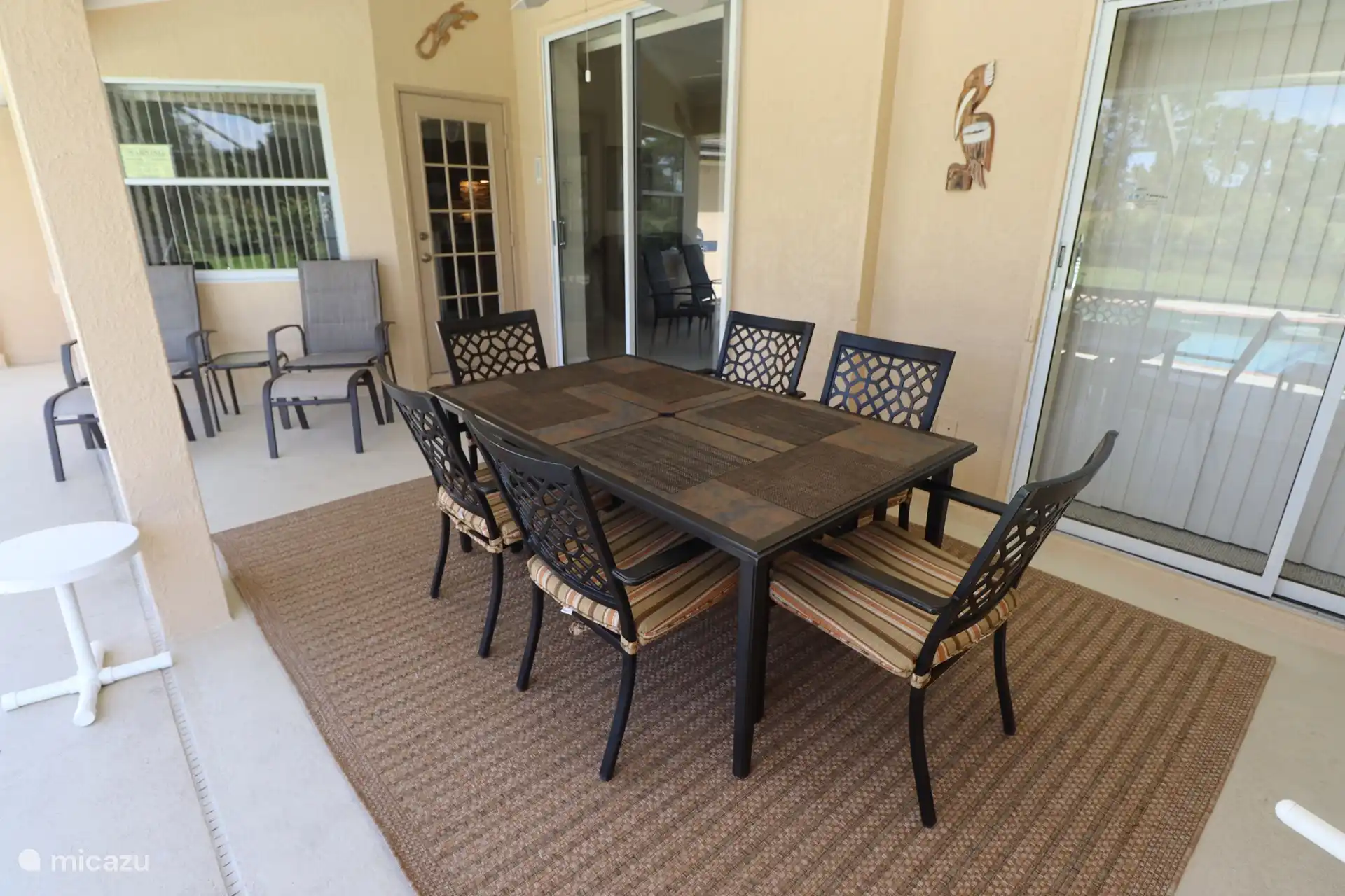 La verrière avec un coin repas pour 6 personnes et un joli coin salon