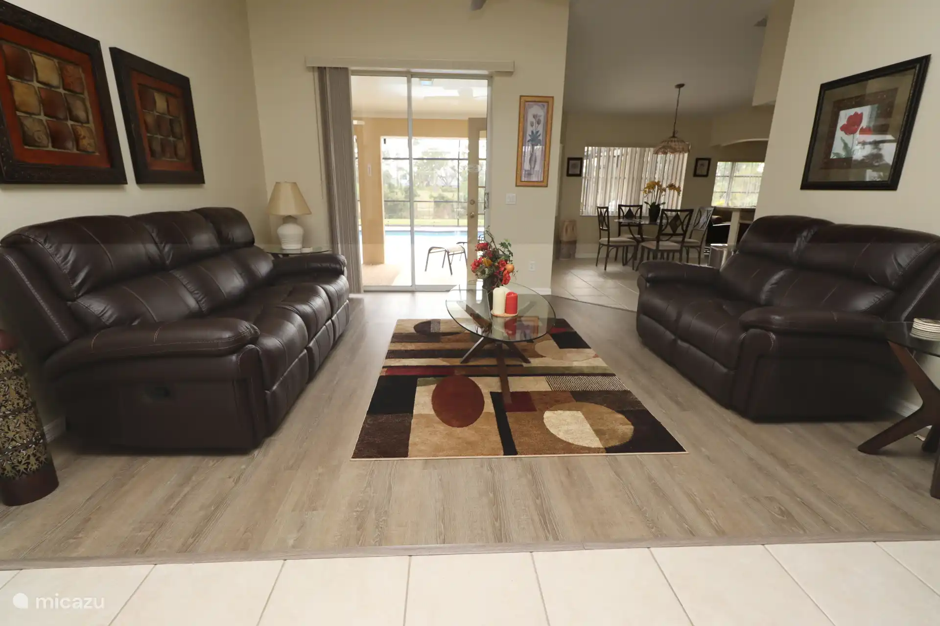 Le salon avec vue arrière dégagée sur la piscine et le lac