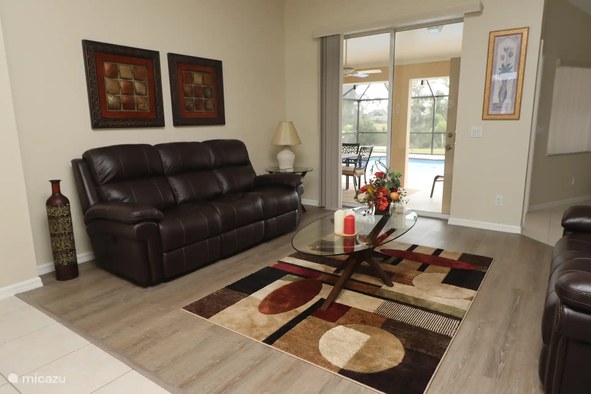 Salon avec vue sur la piscine