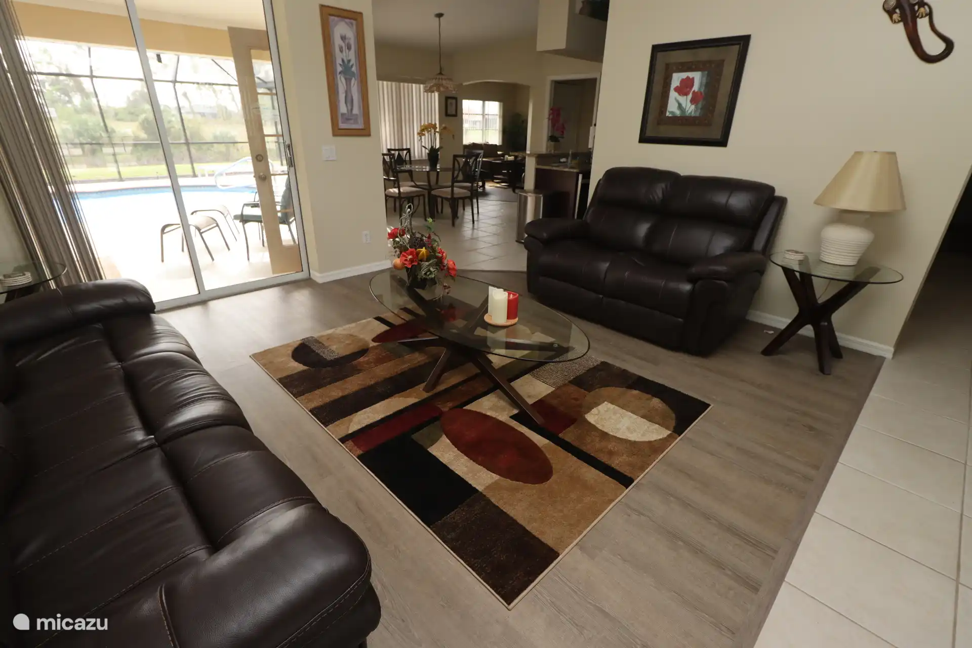 salon avec vue sur la salle de petit-déjeuner et la salle de télévision