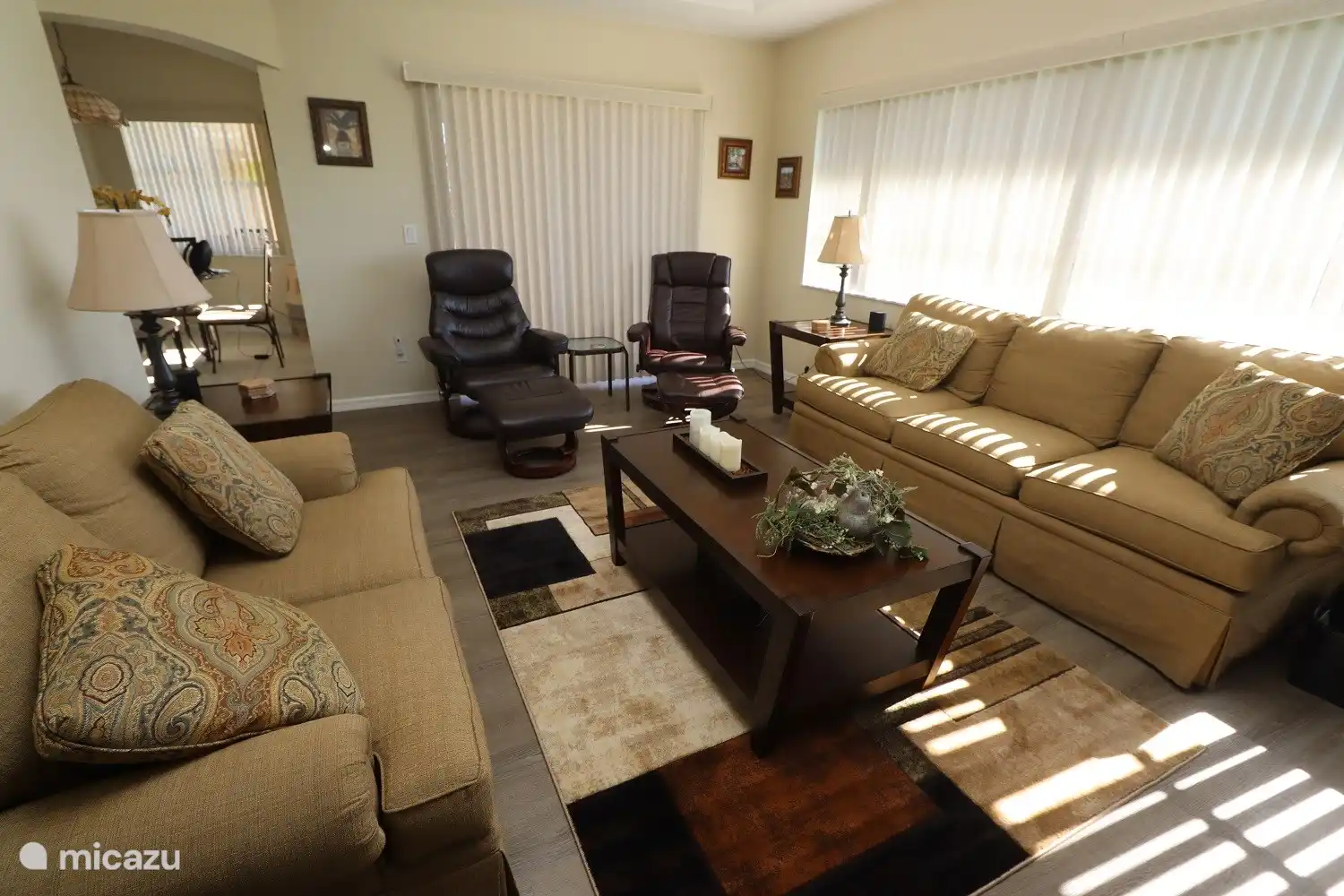 Salle de télévision avec 2 jolis fauteuils relax 