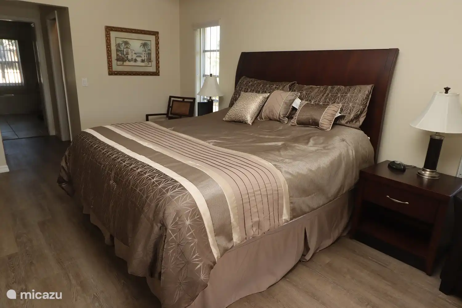 Chambre des maîtres avec un lit king size