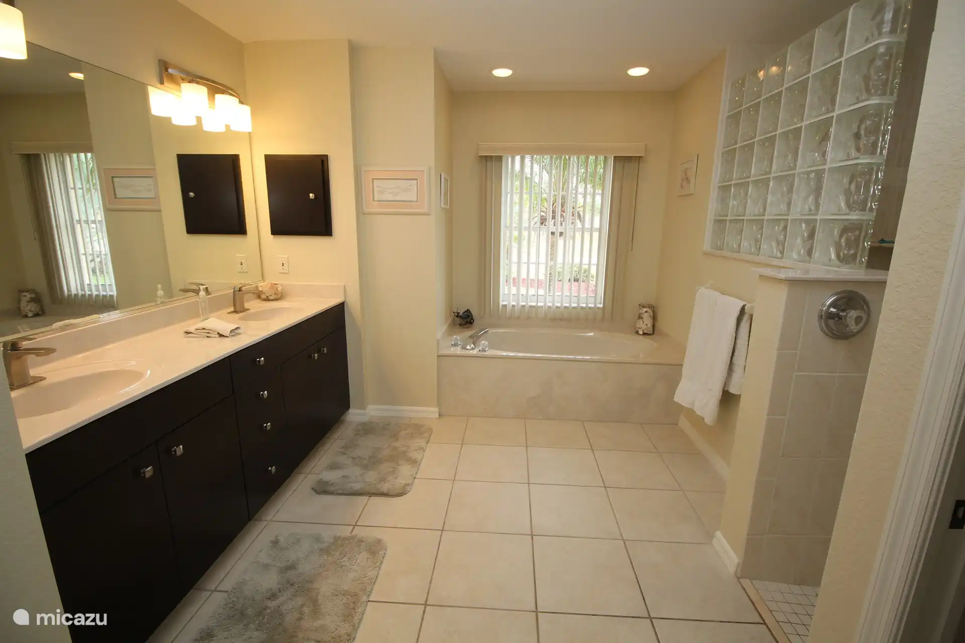 Salle de bains luxueuse avec 2 lavabos, baignoire surdimensionnée et grande douche à l’italienne 