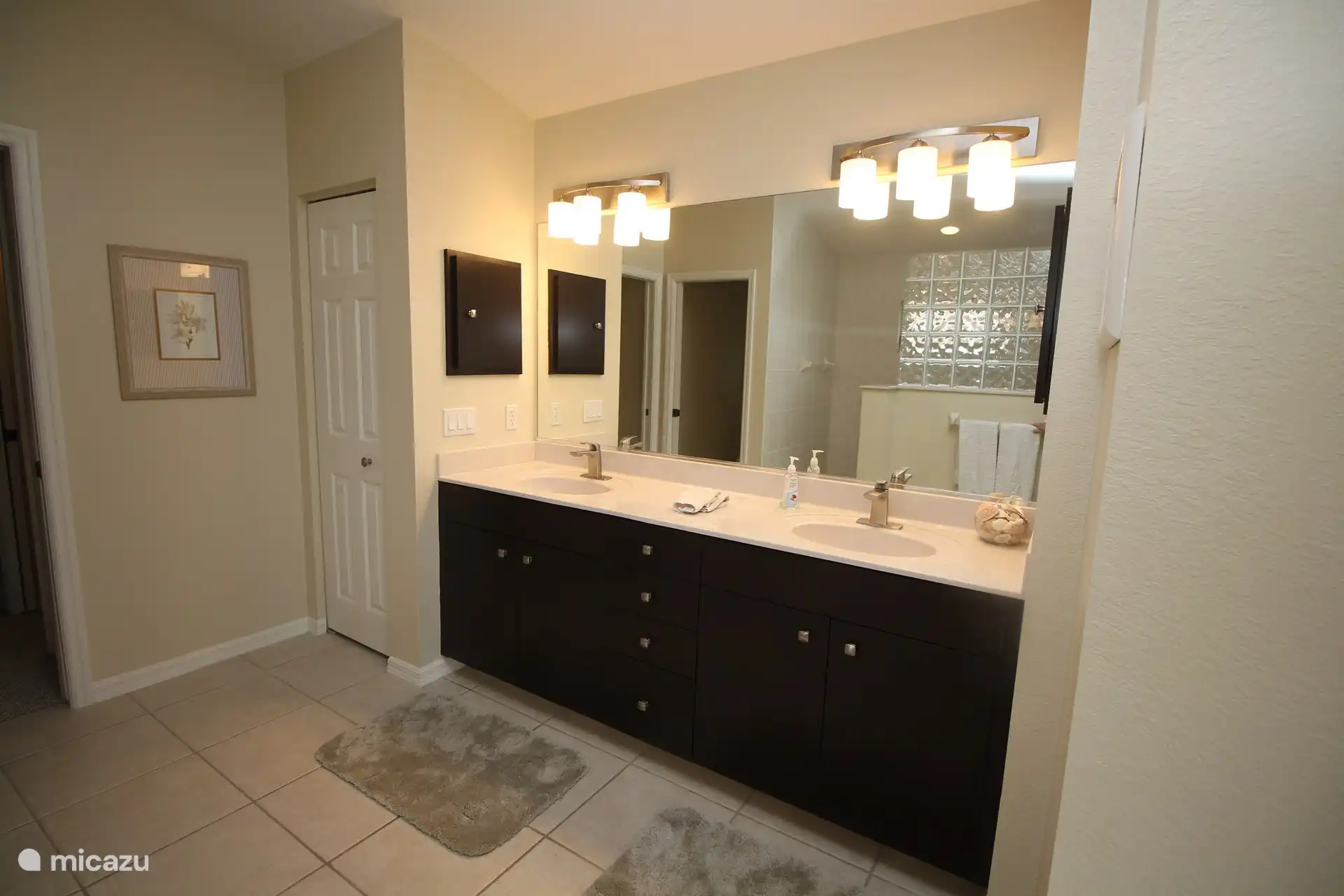 La salle de bain principale avec une baignoire spacieuse et une grande douche à l’italienne