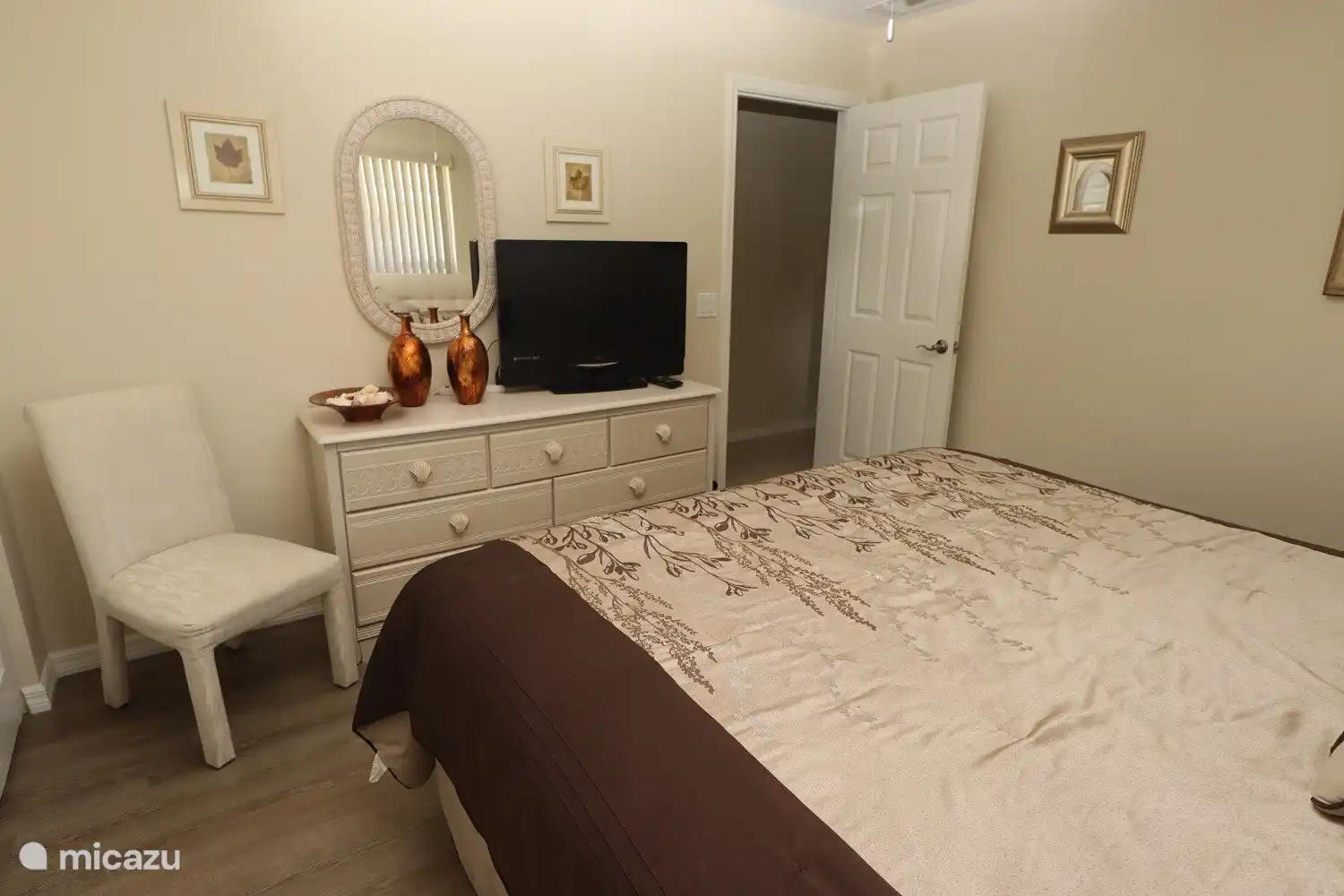 La deuxième chambre avec également un lit king size et une télévision