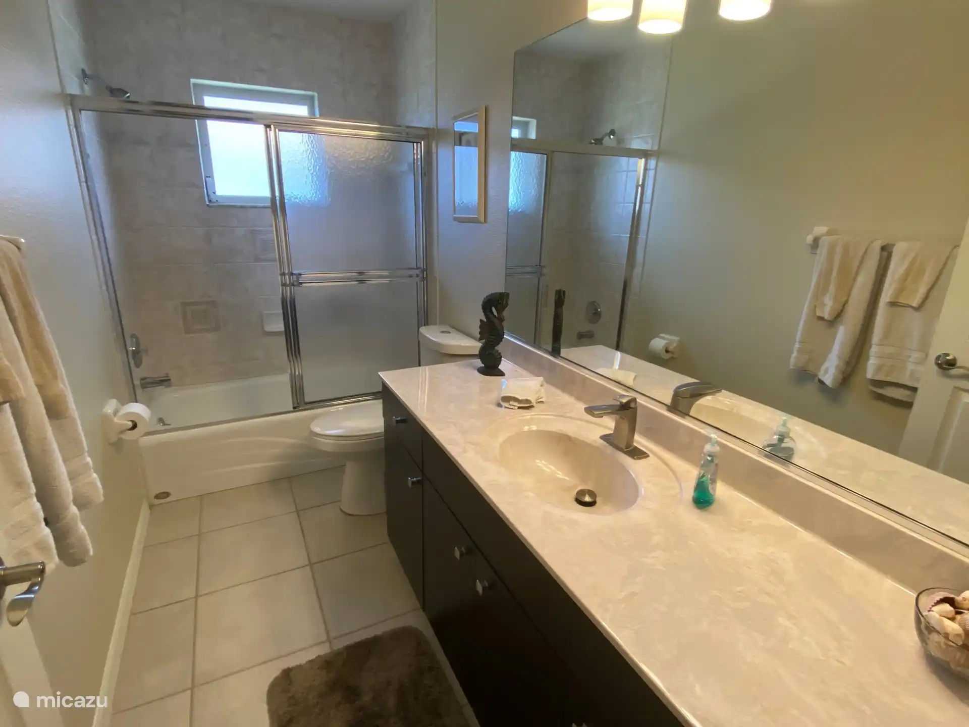 La deuxième salle de bain avec baignoire/douche et lavabo