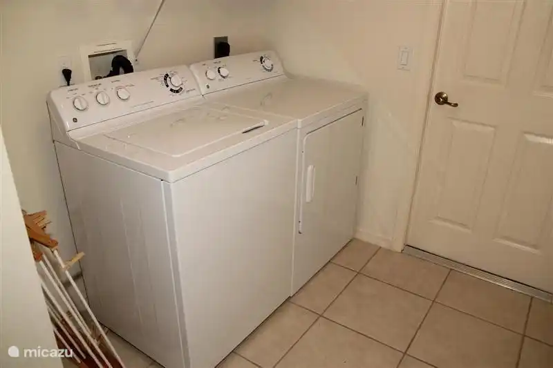 Machine à laver et sèche-linge, étendoir à linge, planche et fer à repasser sont fournis