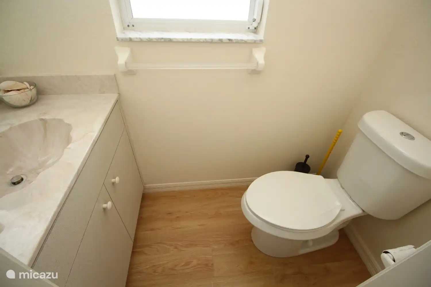 Toilettes supplémentaires à la piscine