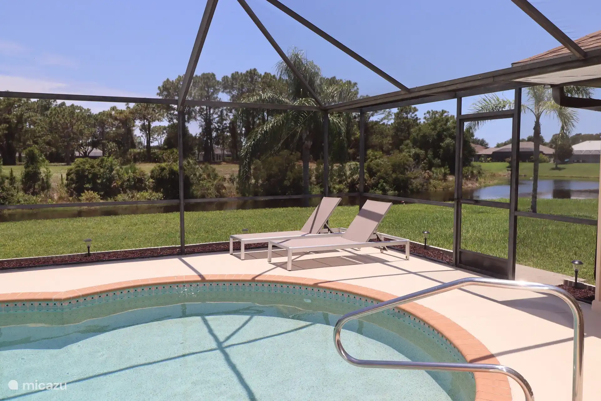 La piscine avec une vue magnifique sur le lac et une vue dégagée sur la verdure