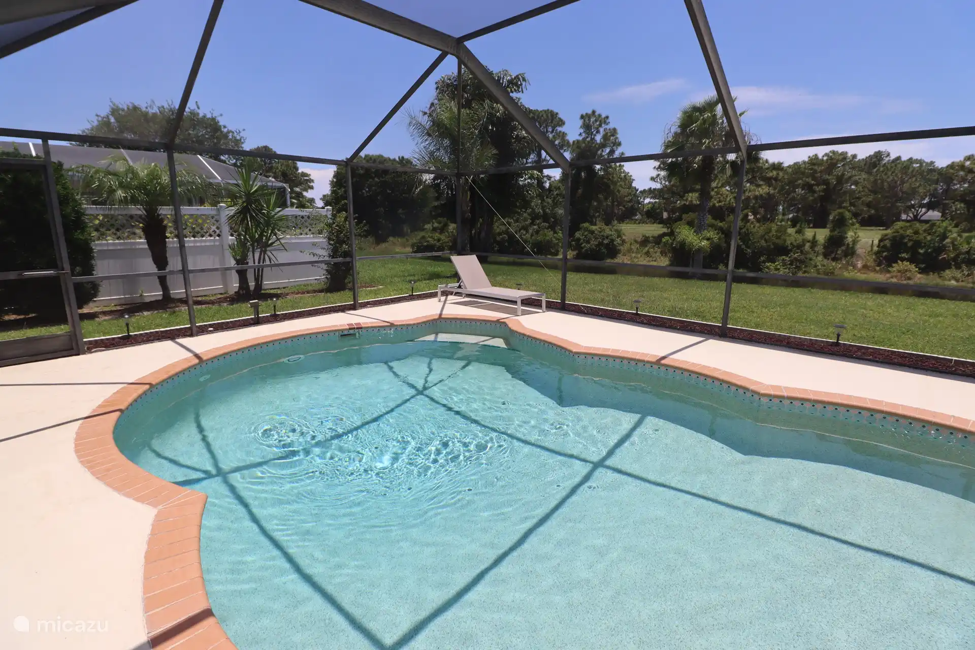 La piscine avec une vue magnifique sur le lac et une vue dégagée sur la verdure