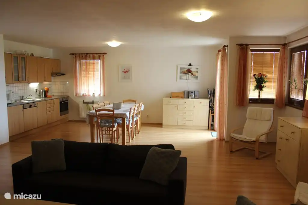 Wohnzimmer und Küche
